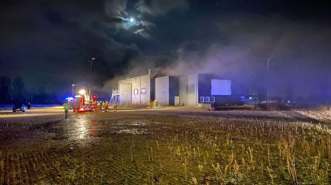 Door de brand komt veel rook vrij.