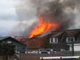 Brand in schuur met rieten dak, rook trekt over omgeving