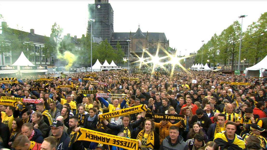 Het is feest in Arnhem! Vitesse-spelers en staf zijn vanavond gehuldigd op de Markt. Volgens de gemeente zijn er meer dan 20.000 bezoekers. De organisatie en politie adviseerden op een gegeven moment om niet meer te komen omdat het te druk was. In dit liveblog houden we je op de hoogte.