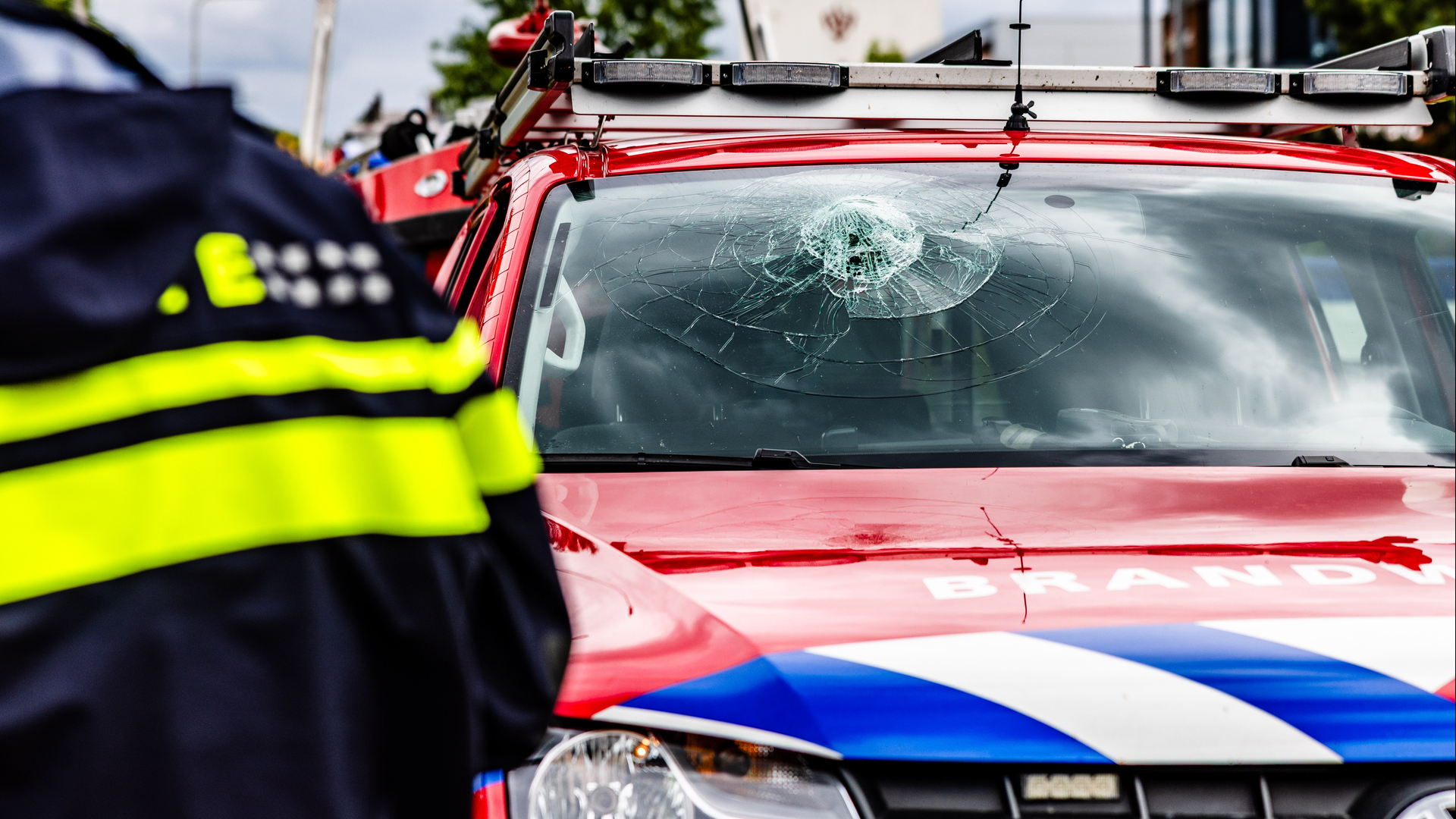 Een brandweerman kwam bij het ongeluk met zijn hoofd tegen de voorruit aan