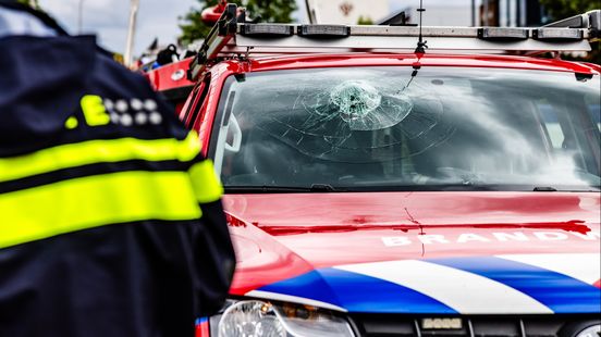 Brandweerlieden gewond na botsing met poller | Automobilist wordt onwel en overlijdt. Brandweerlieden gewond na botsing met poller | Automobilist wordt onwel en overlijdt.