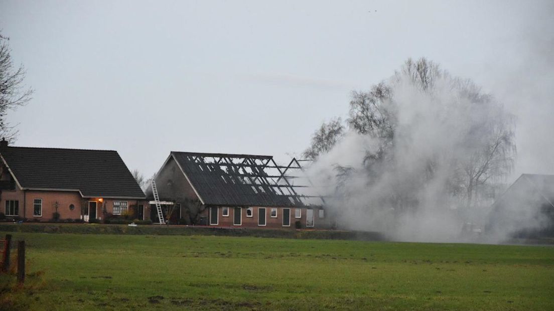 Een witte rookpluim uit de stal