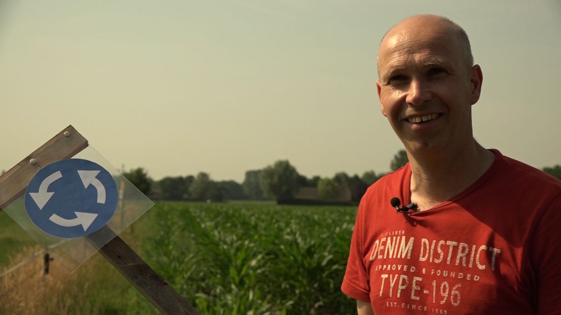 Vanaf de weg lijkt het een gewoon maïsveld, maar als je beter kijkt zie je dat hier niet alleen voer voor koeien verbouwd wordt. Arjan Stegeman uit Harfsen legt ieder jaar namelijk een bijzonder maisdoolhof aan. 'Ik ben er zeven jaar geleden mee begonnen en vind het nog steeds zo leuk, dat ik ook dit jaar weer alles uit de kast trek.'