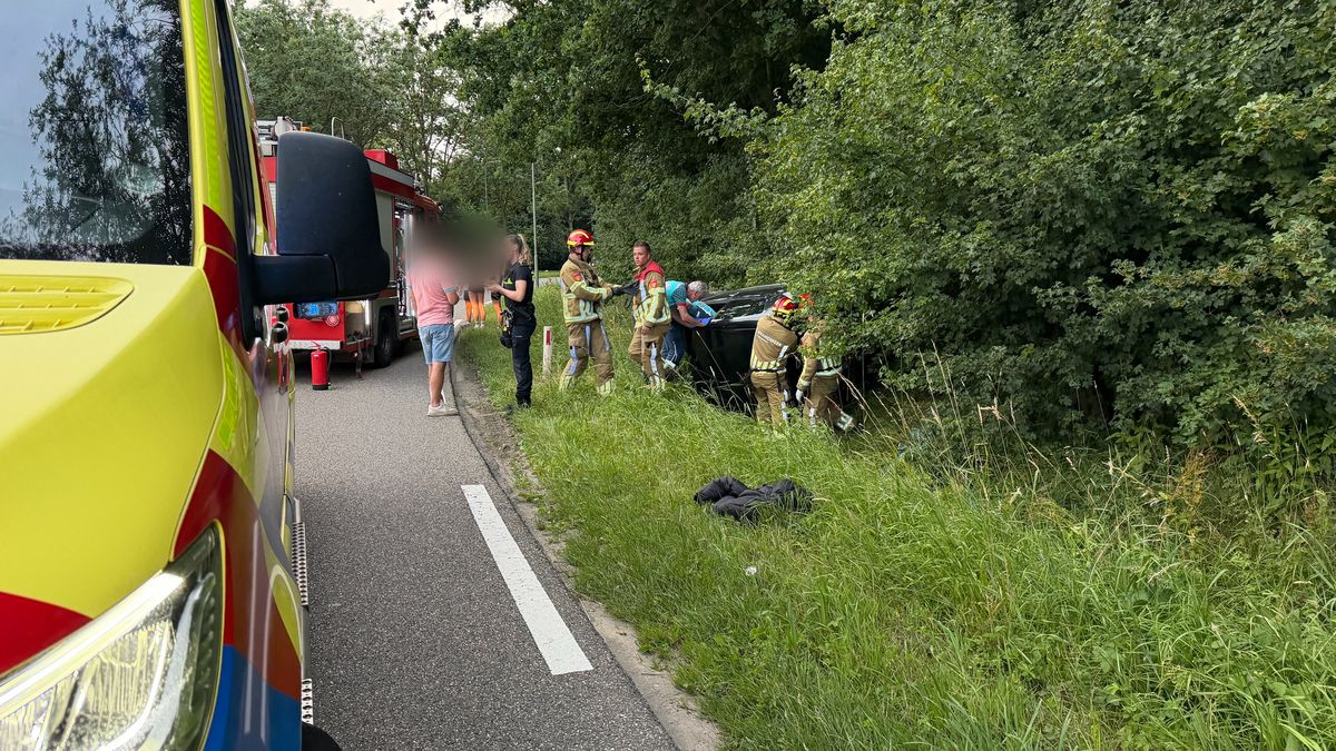 Auto raakt van weg in Haelen, traumahelikopter opgeroepen