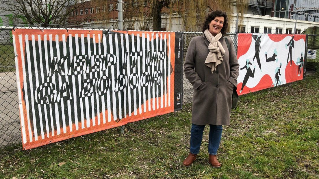 Steffy Praamstra van Hanzehogeschool Groningen bij een paar bouwdoeken