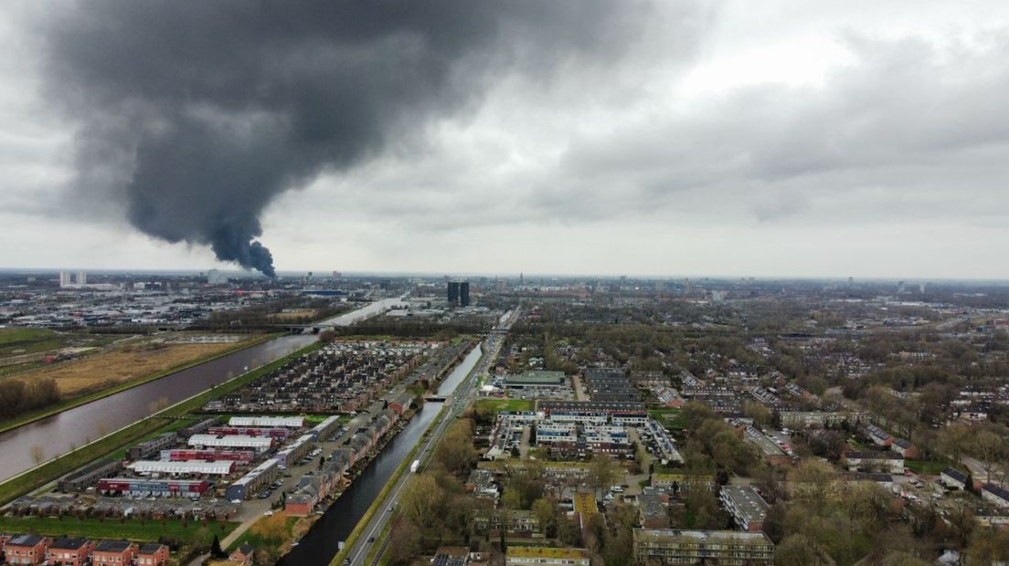 De brand in de piepschuimopslag zorgt voor een zwarte rookpluim boven de stad Groningen
