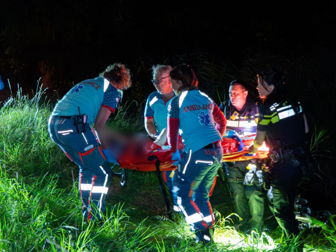 Vrouw (18) wordt uit het water gehaald na val in sloot