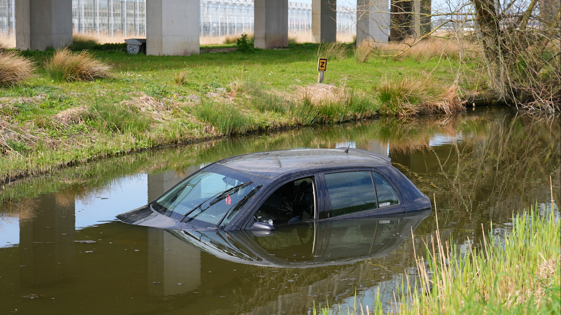 De auto zakte voor een groot deel onderwater