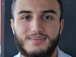 Mounssif (21) onderneemt en helpt ondernemen: 'Onze generatie kan in deze wijk het verschil maken'