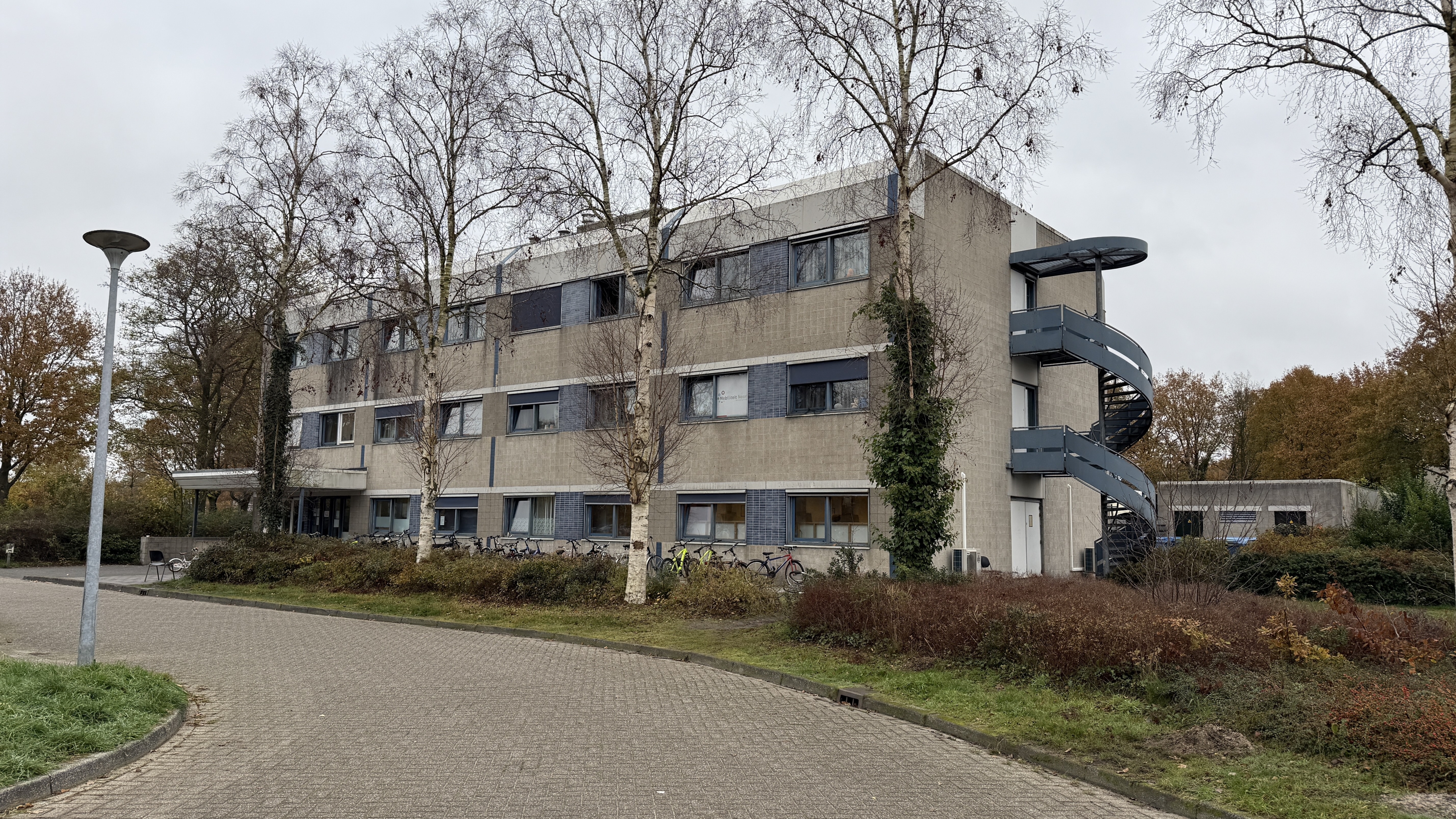In het kantoorpand aan de Lauwers 1 in Assen zitten al meer dan drie jaar ruim 200 Oekraïners