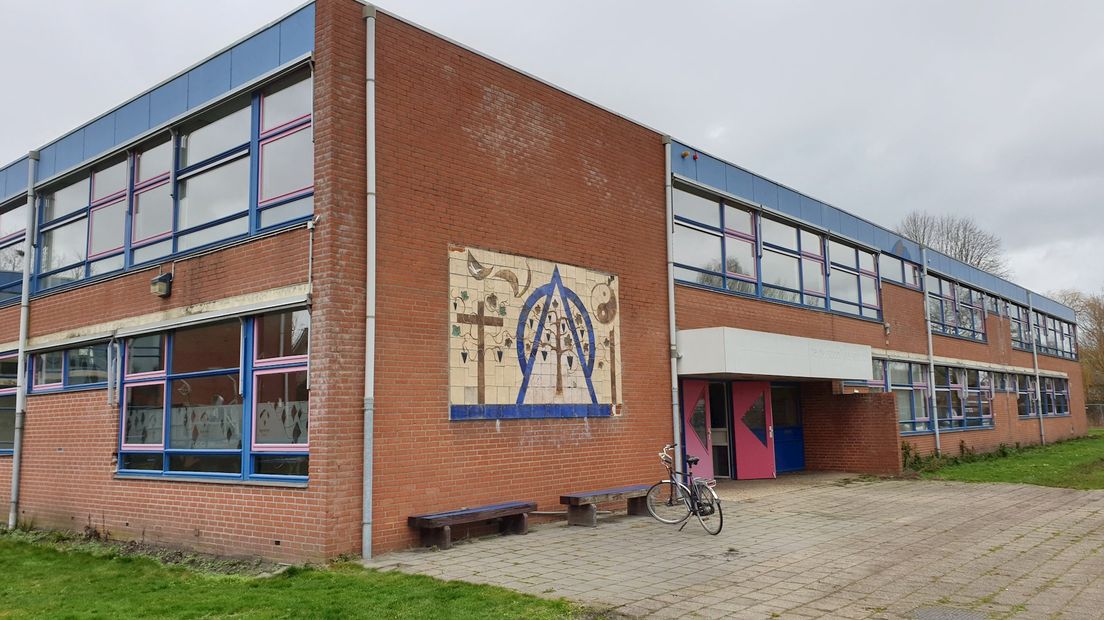 Leegstaand gebouw van het Agnieten College in Nieuwleusen