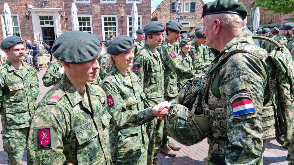 Tientallen militairen tussen winkelend publiek beëdigd: 'Moeilijk om op de bank te blijven zitten'