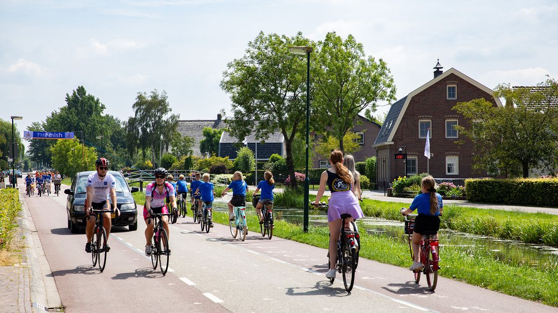 Op de gewone fiets rijden de kinderen door Schalkwijk.