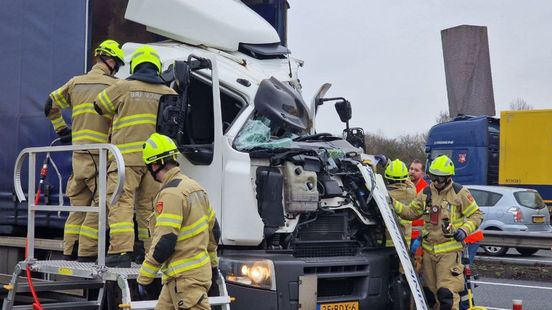 Snelweg A12 dicht na botsing vrachtwagens. Snelweg A12 dicht na botsing vrachtwagens.