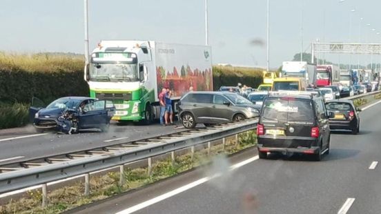A15 dicht na ongeluk, auto dwars op de weg. A15 dicht na ongeluk, auto dwars op de weg.