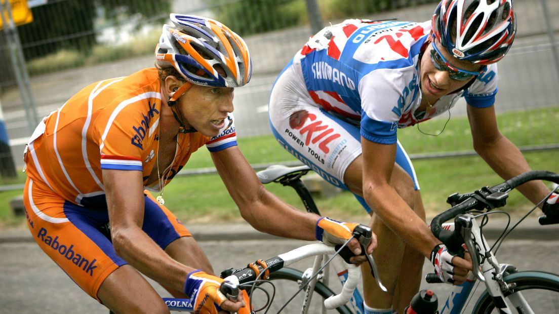 Michael Boogerd (l) en Sebastiaan Langeveld tijdens het NK wielrennen op de weg in 2006.