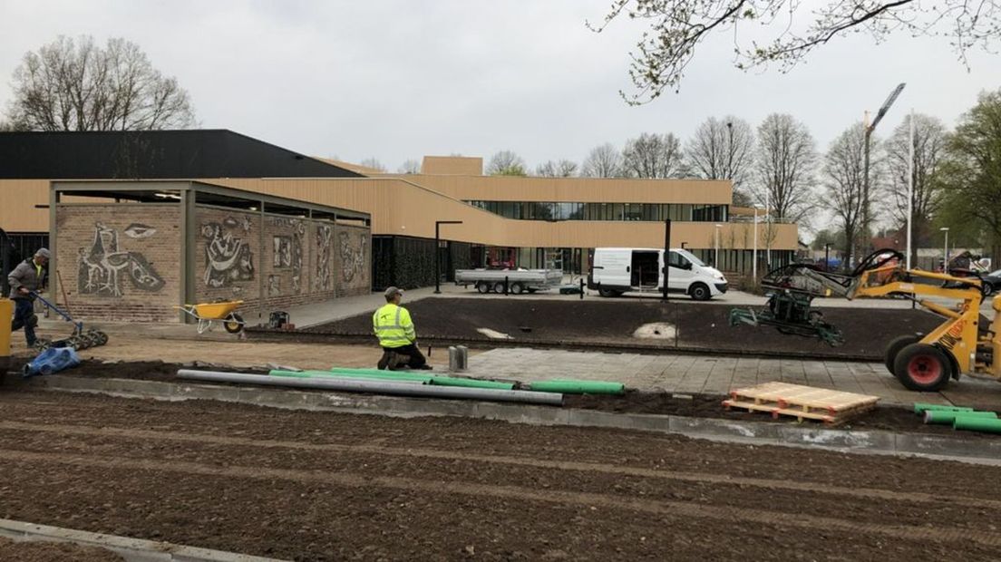 De aanleg van het buitenterrein van het nieuwe IEKC in Lichtenvoorde.