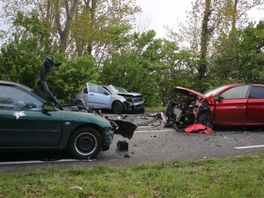 Ongeluk met drie auto's op N206: weg urenlang dicht
