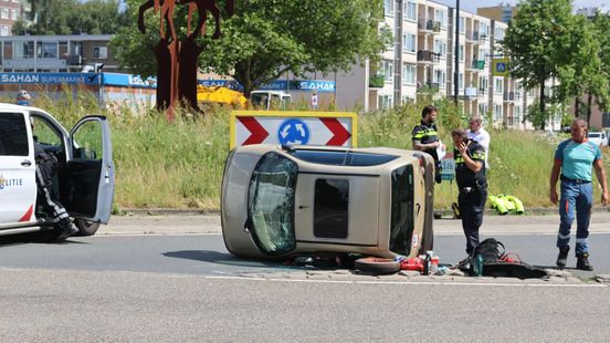 Brommobiel kantelt en raakt beschadigd | Motorrijder gewond bij botsing met auto. Brommobiel kantelt en raakt beschadigd | Motorrijder gewond bij botsing met auto.