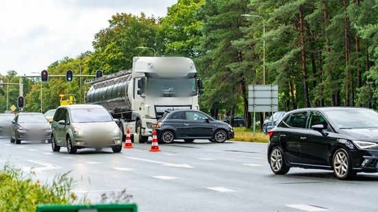 Foto: Auto en vrachtwagen botsen