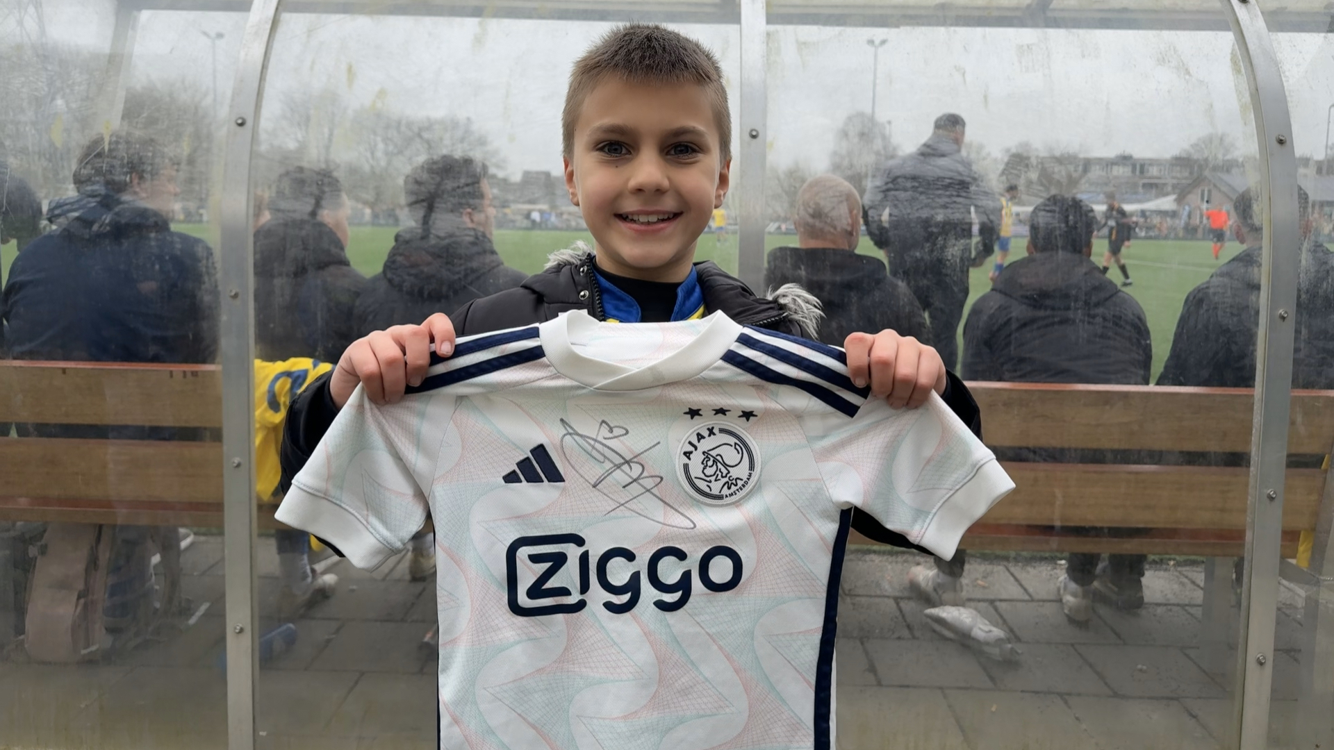 VIDEO: Grote drukte bij Sneijders comeback in Maarssenbroek: 'Ik heb zijn handtekening'