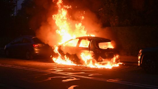 Meerdere auto's gaan in vlammen op Home