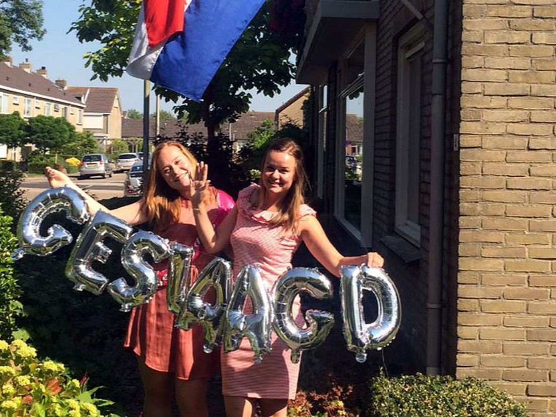 Maureen (links) is geslaagd voor haar havo en Anouk voor haar pabo-diploma