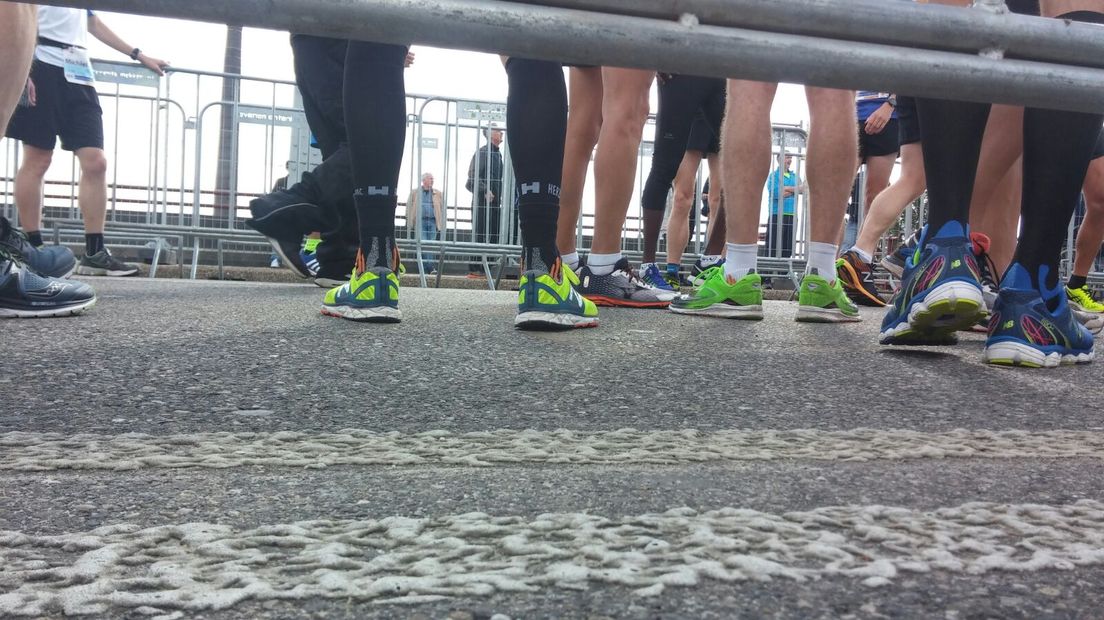 Ongeveer 5000 hardlopers, rolstoelers en handbikers hebben zondag in prima weersomstandigheden meegedaan aan de Bridge to Bridge-loop in Arnhem. De 32e editie van het evenement werd geopend door de nieuwe burgemeester Ahmed Marcouch. Voor hem was het zijn eerste plichtpleging.