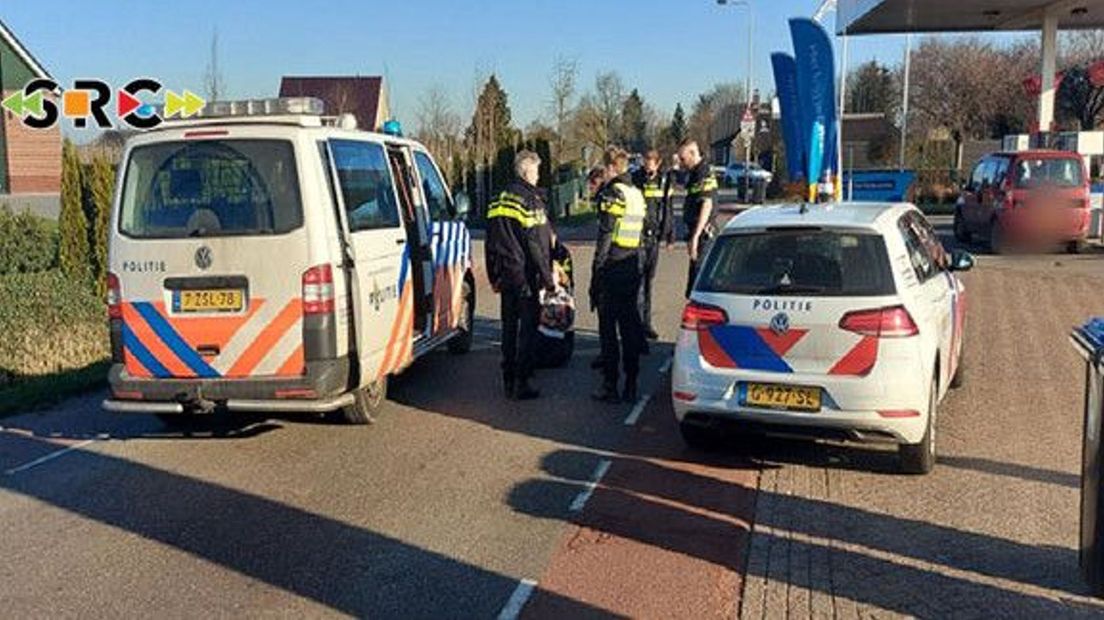 Verwarde vrouw slaat om zich heen met verkeersbord in Lienden