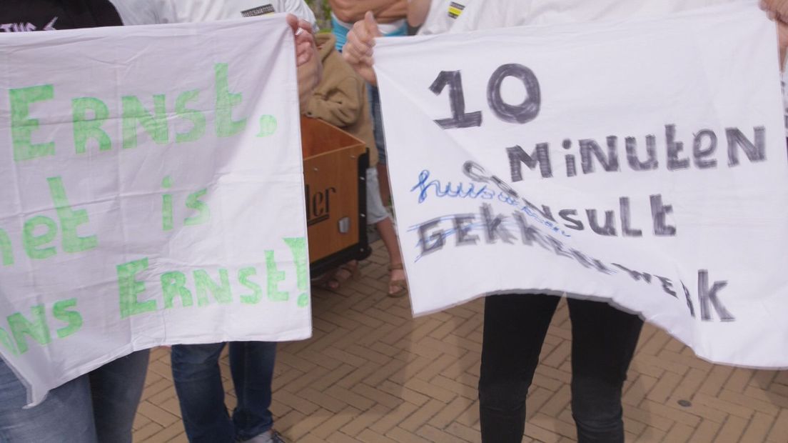 De huisartsen vertrekken met spandoeken naar Den Haag