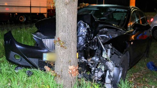 Auto zwaar beschadigd na botsing tegen boom, bestuurder spoorloos
