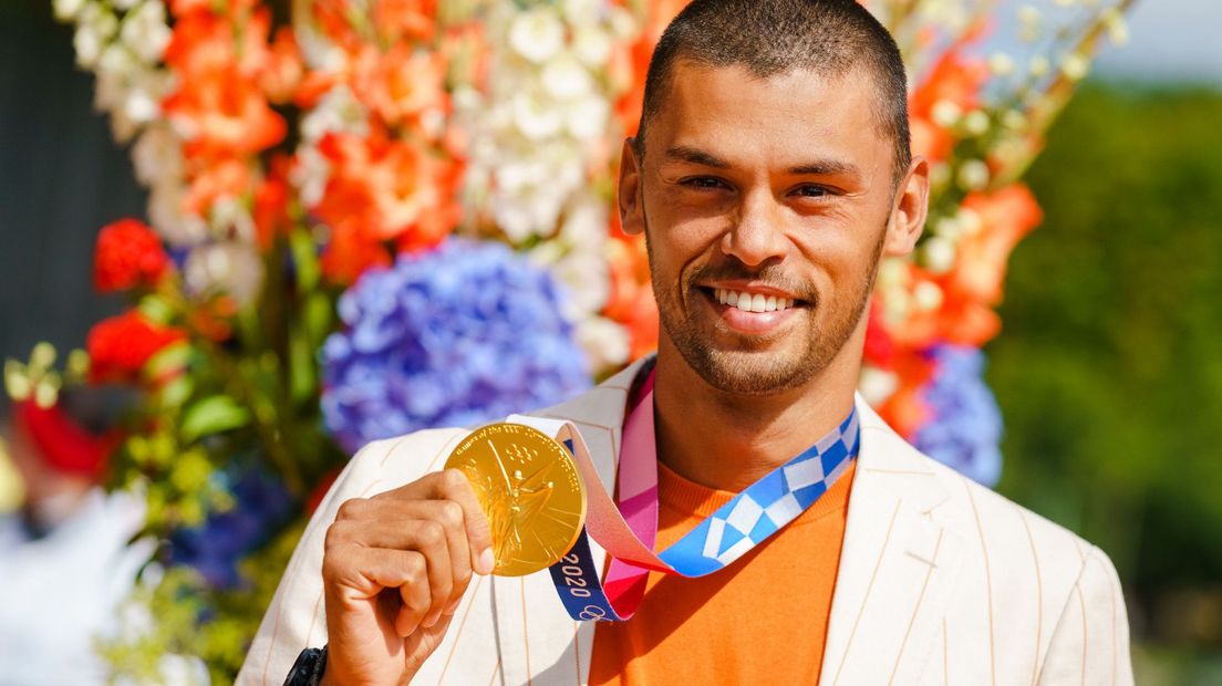 Kiran Badloe poseert mijn zijn medaille