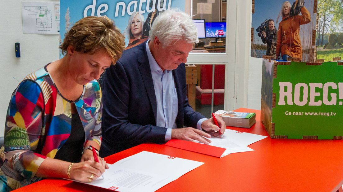 Annelies Bakelaar en Dink Binnendijk ondertekenen de intentieverklaring. (Rechten: RTV Drenthe/Fred van Os)