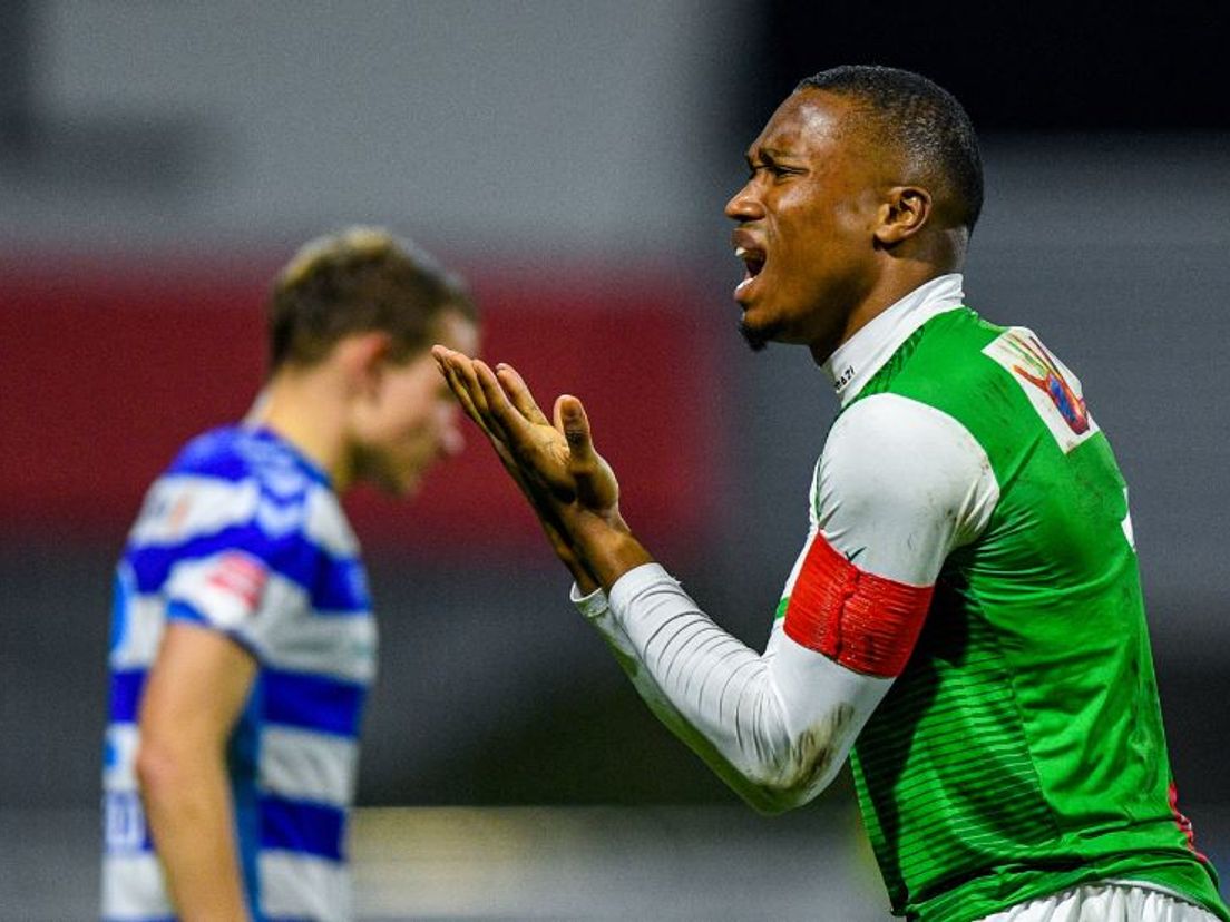 Arsenio Valpoort in actie voor FC Dordrecht in het duel met De Graafschap.