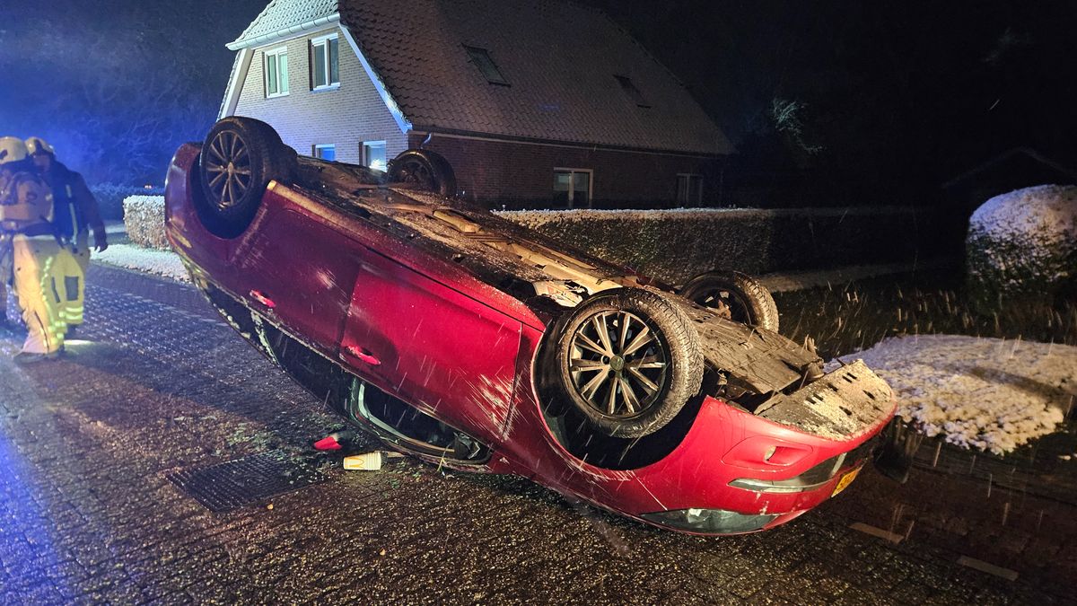 112 Nieuws: Auto op de kop in Wanneperveen