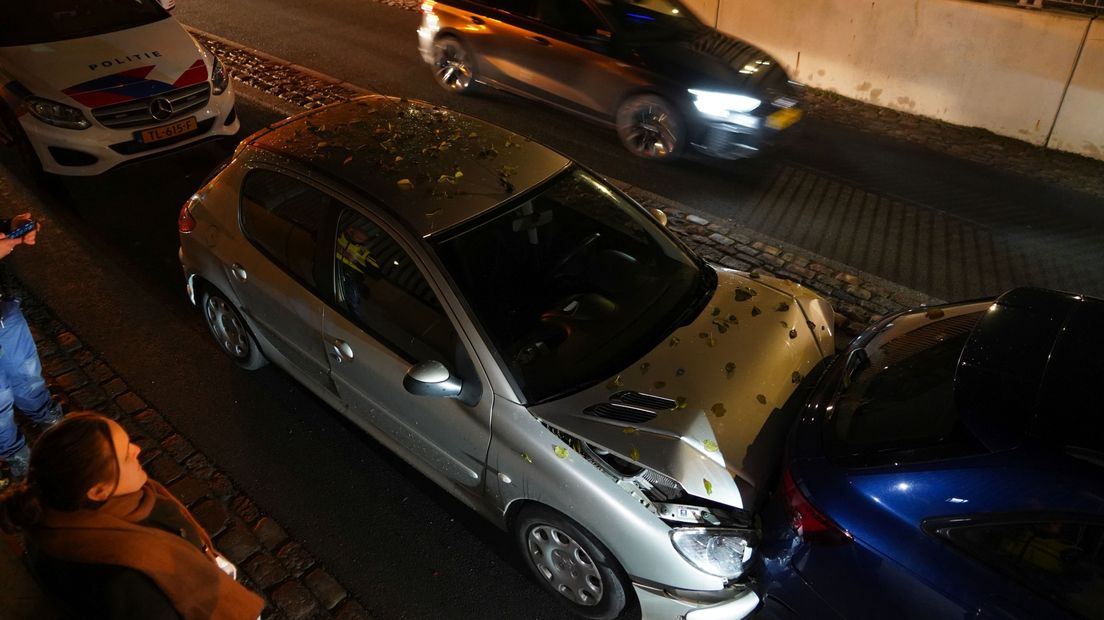 Autoschade na een kop-staartbotsing in de tunnel onder het spoor op de Paterswoldseweg in Stad
