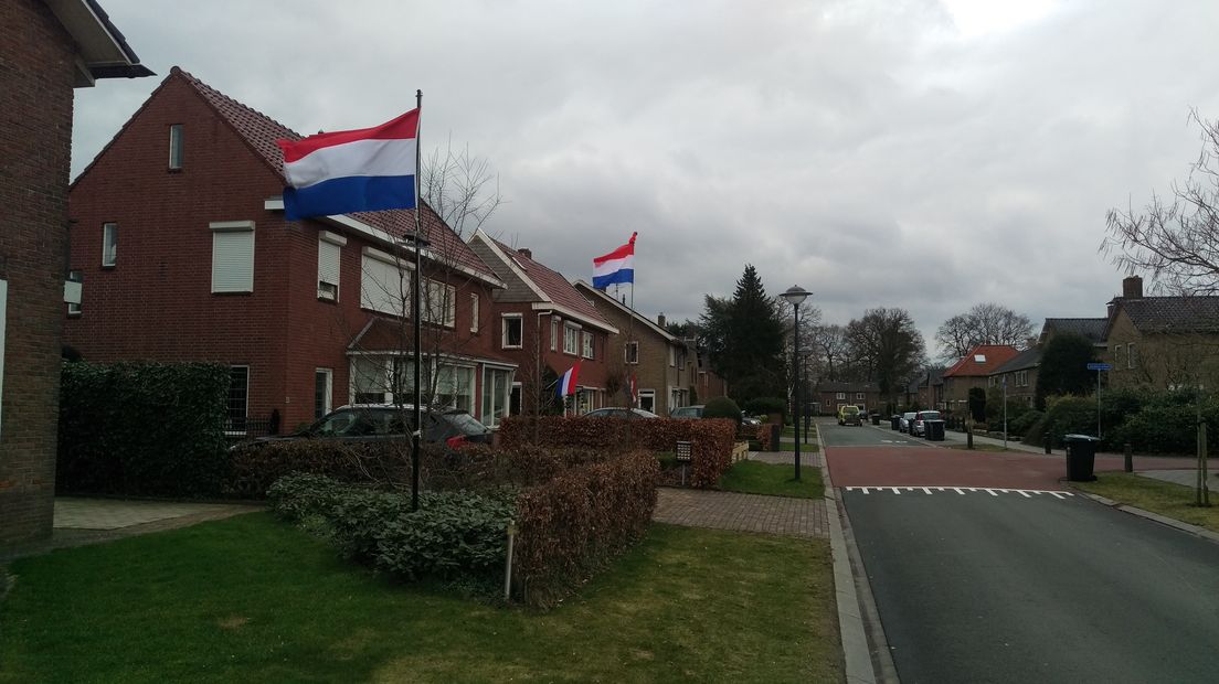 De vlaggen wapperen in de straat van Kjeld Nuis (Rechten: Jan Veenhoven)