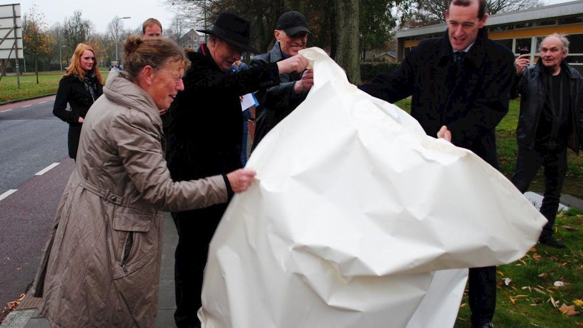 Foto's: Onthulling poëziezuilen in Groot Driene Hengelo