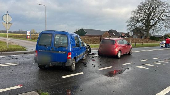 Twee mensen naar ziekenhuis na zware botsing. Twee mensen naar ziekenhuis na zware botsing.