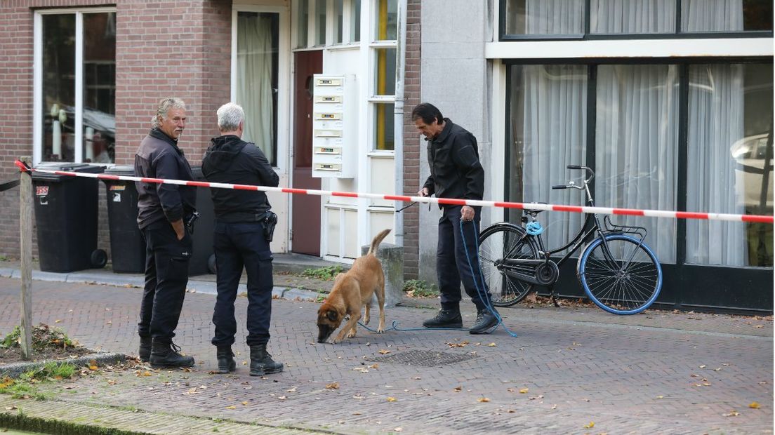 De politie zoekt met honden op het Oosteinde in Delft. 