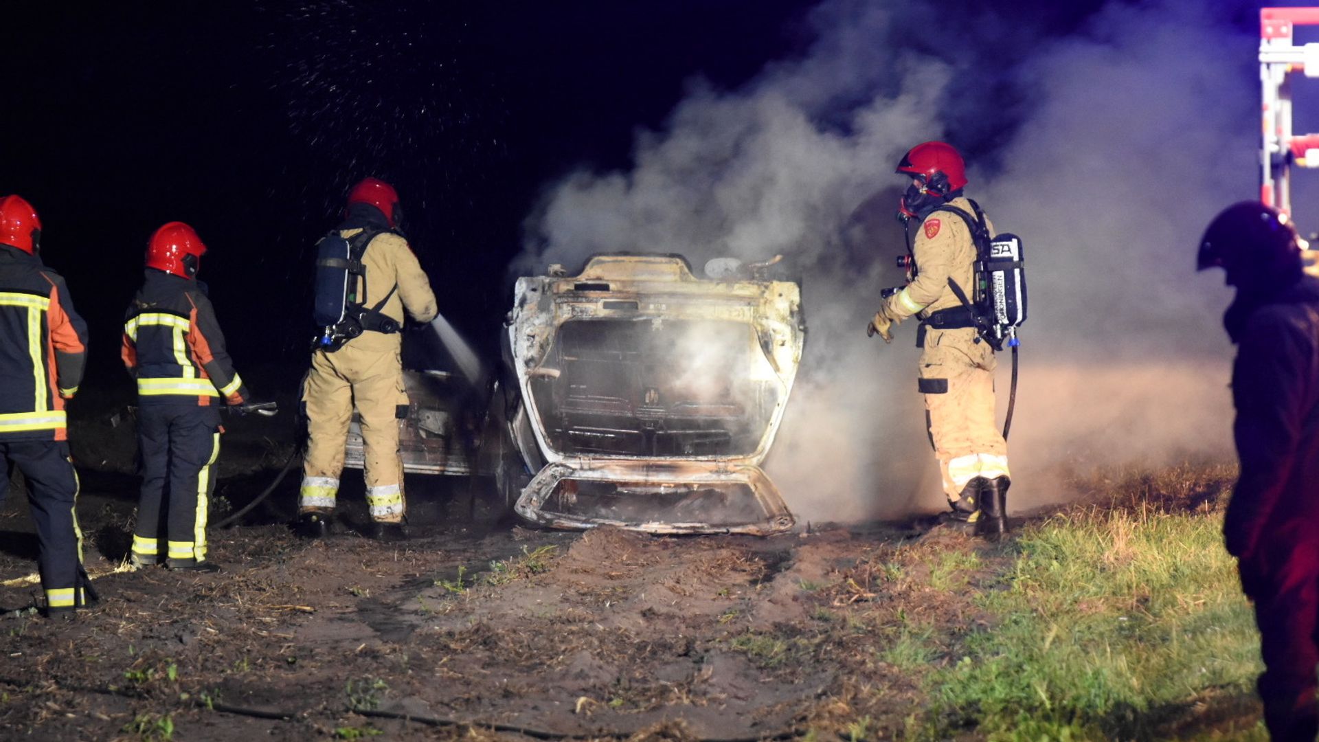 Auto In Nieuw-Weerdinge Komt Op De Kop Terecht En Brandt Uit - RTV Drenthe