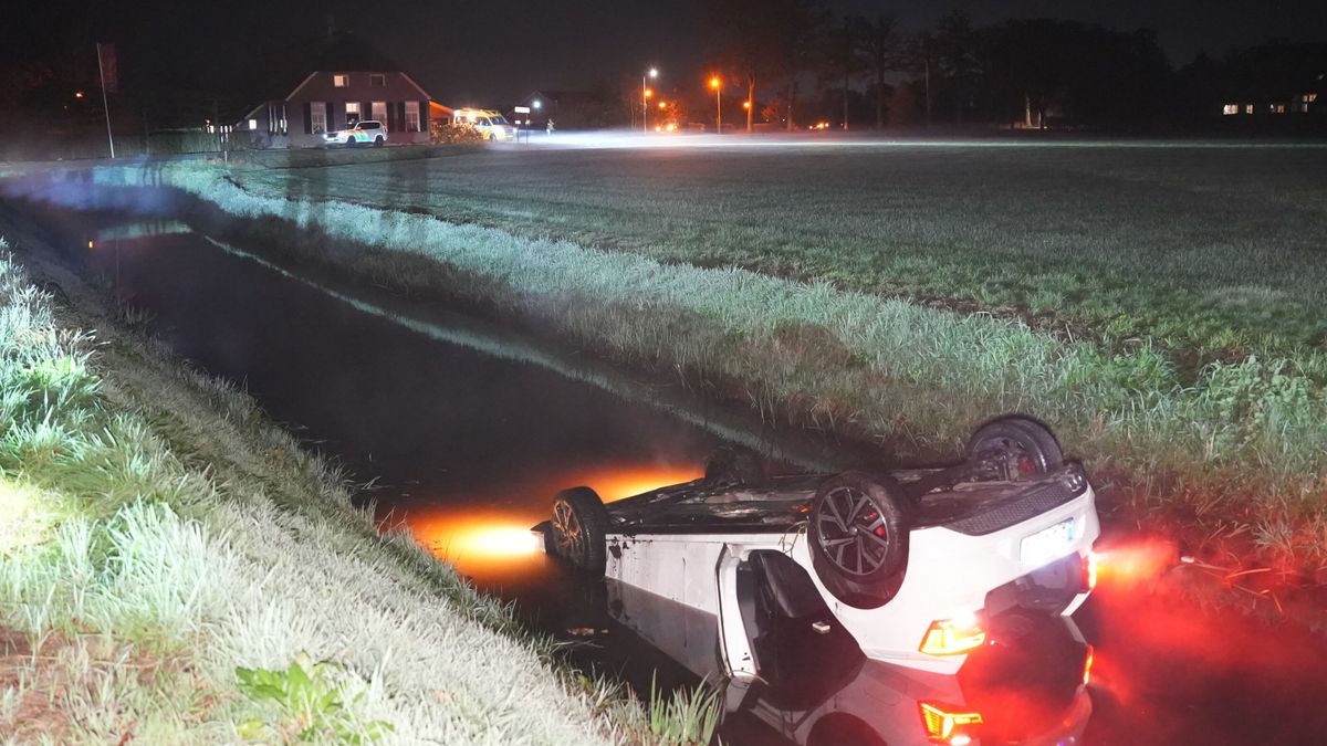 Auto op de kop in sloot in Havelte