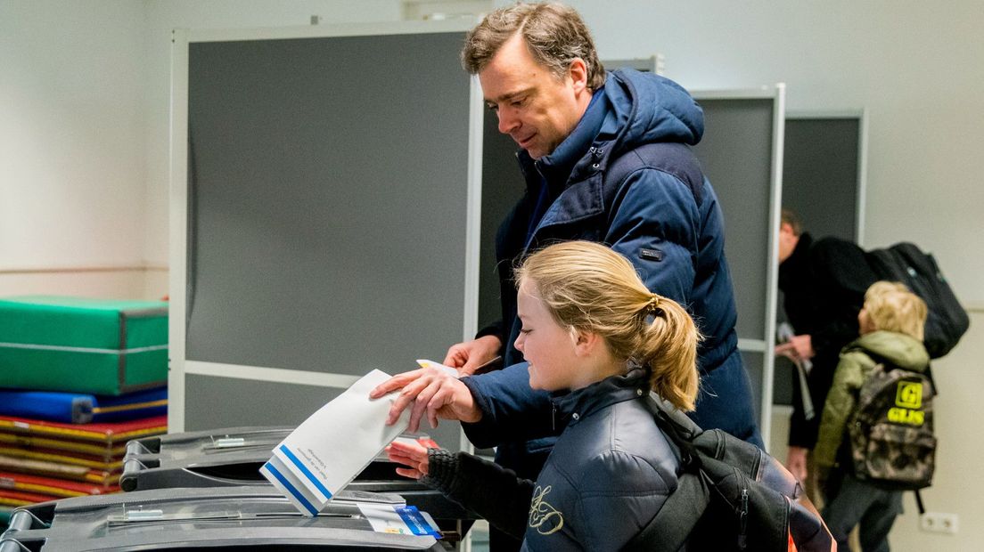 Een Hagenaar brengt zijn stem uit tijdens de gemeenteraadsverkiezingen