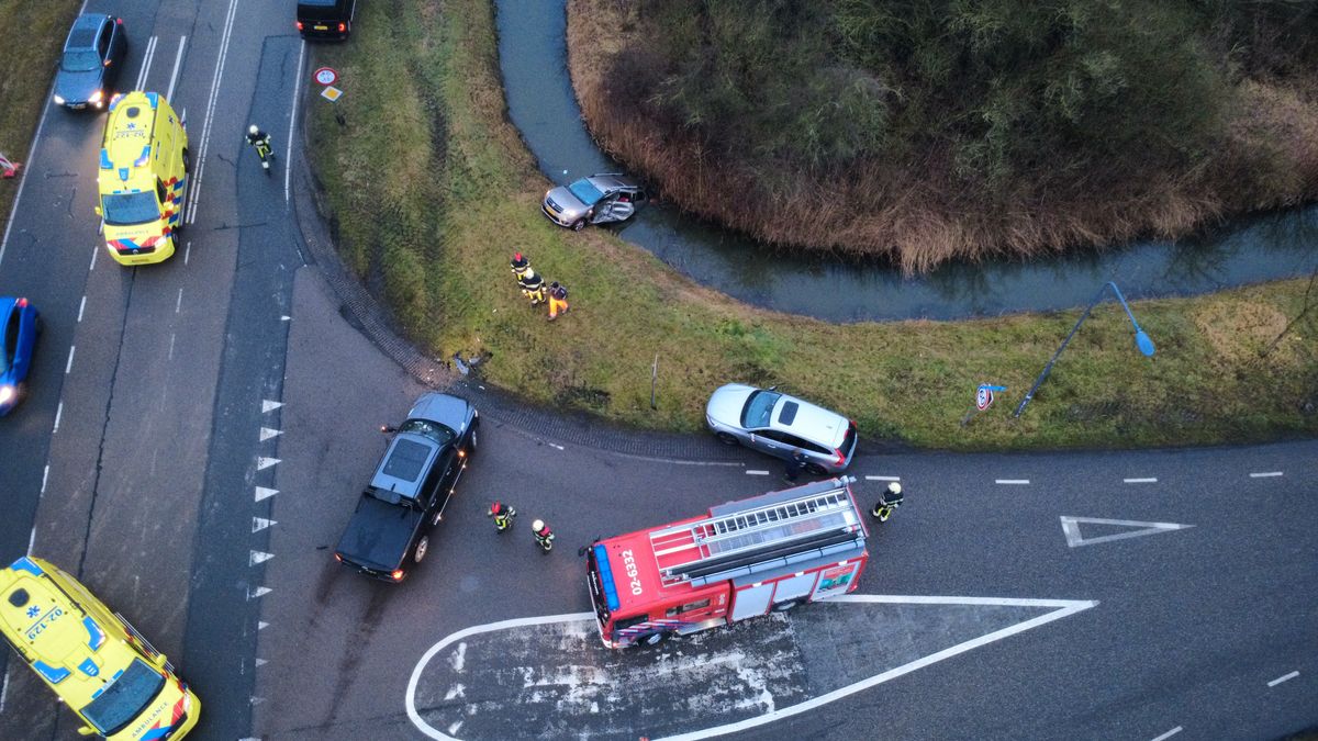 Gevel in Oosterwolde zwaar beschadigd door aanrijding | Reparatie rioolbuis Terherne op zijn vroegst