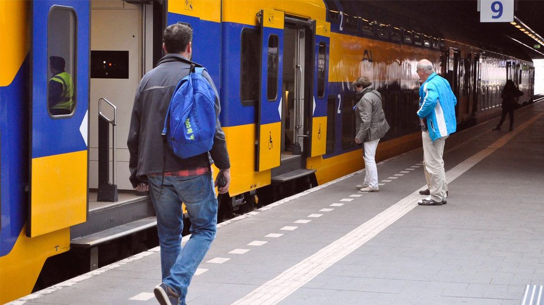 Reizigers op het treinperron op Den Haag Centraal