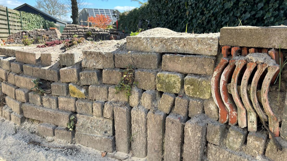 Muurtje van bestaand materiaal uit de tuin