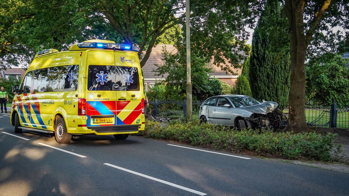 Auto botst frontaal tegen boom in Klazienaveen