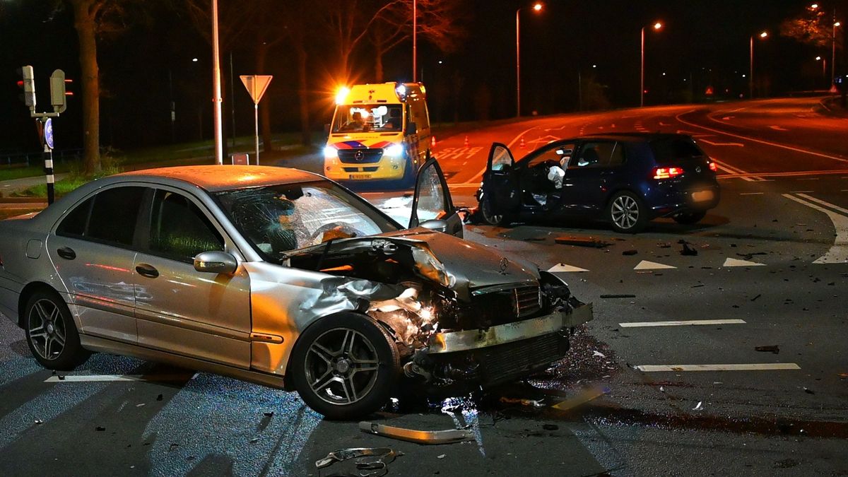 Ravage op kruispunt na botsing