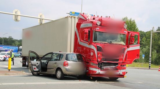 Twee gewonden bij ongeluk met vrachtwagen en auto