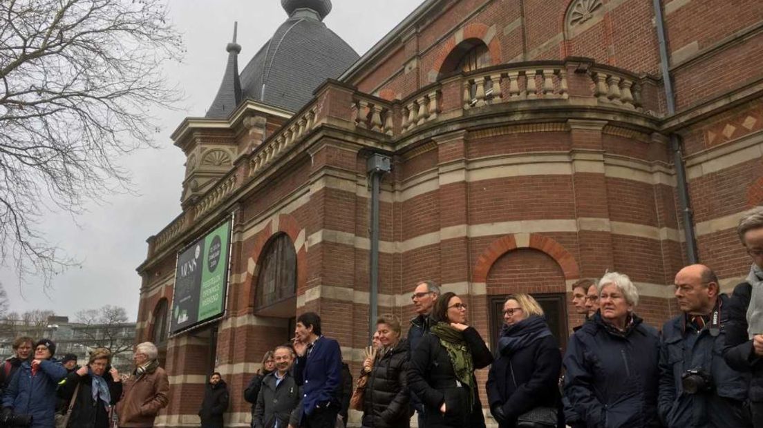 Koningin Máxima heeft vrijdag het vernieuwde concertgebouw Musis Sacrum in Arnhem geopend. Daarmee kwam een eind aan een jarenlange verbouwing en renovatie.